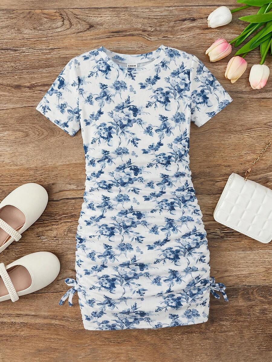 SHEIN Robe t-shirt à manches courtes ajustée pour filles pré-adolescentes, col rond, fleurs ditsy, volants sur les côtés, nœud décoratif. Robe imprimée en tricot côtelé - Blanc - Voir 1
