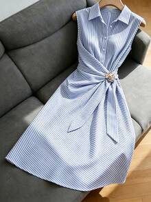 SHEIN Franclia Đầm sơ mi dài tay không tay kẻ sọc xanh dương, cổ bẻ, cài khuy nửa mở, trang trí hoa hồng kim loại, dây rút co giãn, thời trang mùa hè mới dành cho nữ. - Xanh và trắng - Xem 1