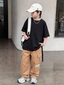 SHEIN 两件套儿童/青少年男童3D字母压纹图案T恤和卡其色工装口袋裤套装，休闲百搭，适合春、夏、秋季穿着，户外活动、上学、聚会等场合皆宜。 - 黑色 - 查看 5