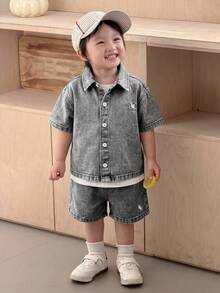 SHEIN 2件組 幼兒男孩刺繡馬圖案藍色丹寧短袖襯衫與短褲套裝 - 淺色水洗藍 - 查看 3
