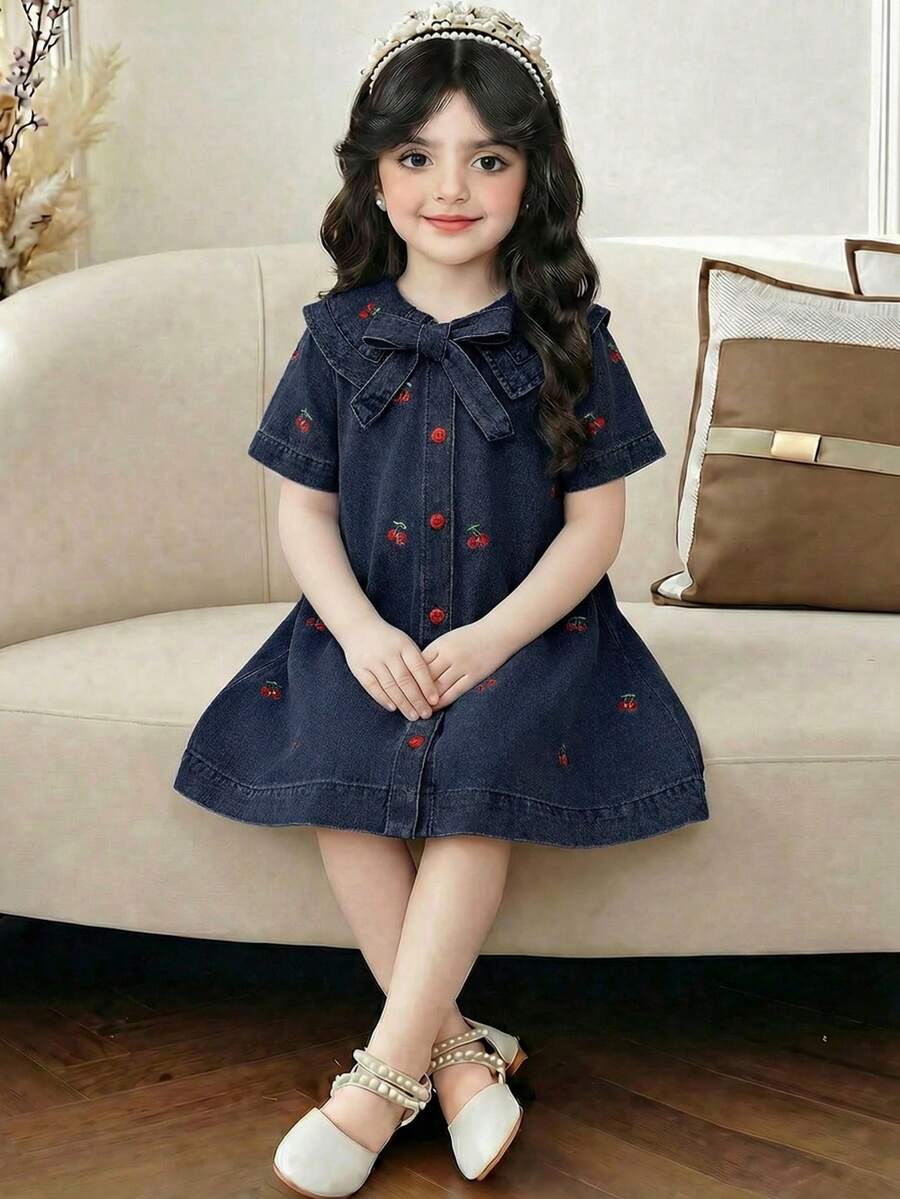 SHEIN 少女樱桃刺绣蓝色牛仔领连衣裙 - 深色水洗藍 - 查看 1