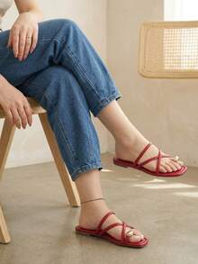 Sandalia plana mujer, sandalia con tiras cruzadas, sandalia minimalista, sandalia punta cuadrada, sandalia con detalle dorado, sandalia veraniega. - Rojo - Ver 4
