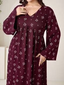 Al Najma Robe longue élégante à manches longues et col V avec imprimé floral grande taille - Rouge foncé - Voir 3