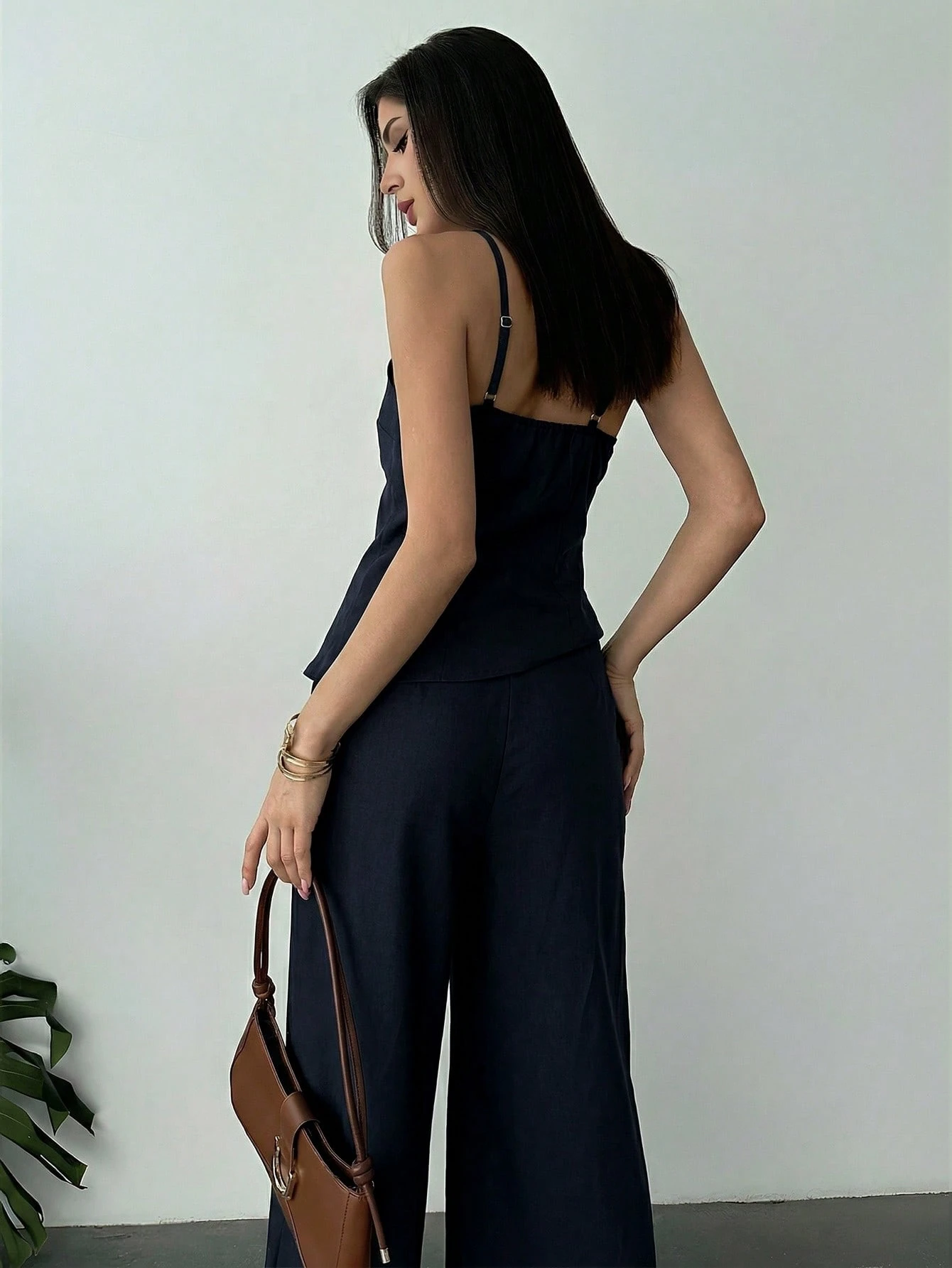 Conjunto feminino de 2 peças Firerie em linho damasco com top assimétrico e calça de cintura alta