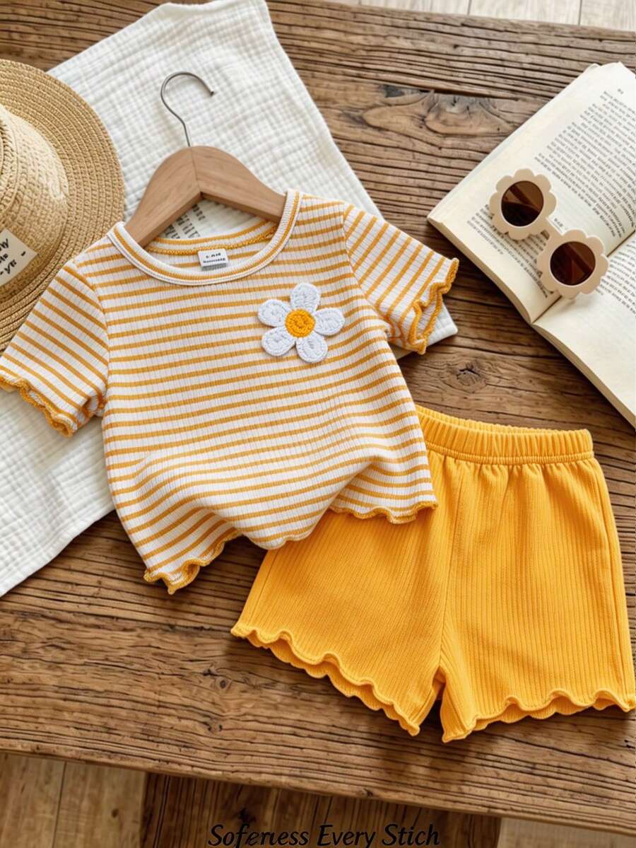 2件組女嬰(6個月-3歲)黃色3D花朵短袖上衣+純色短褲套裝，藍白條紋，夏季休閒度假穿搭 - 彩色 - 查看 1