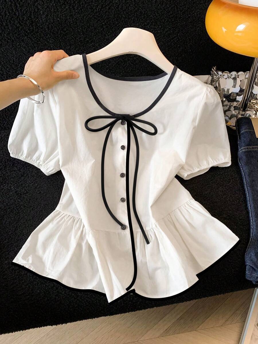 SHEIN Franclia 柔和的米白色束腰衬衫,撞色滚边和蝴蝶结,泡泡袖搭配荷叶边裙摆,显年轻显瘦,柔美别致,适合日常穿着。 - 黑與白 - 查看 1