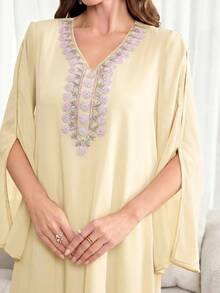 Al Najma Vestido feminino elegante de estilo árabe com apliques em patchwork, manga flare e fenda. - Amarelo - Ver 5