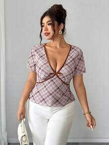 SHEIN Clasi 加大码女式梭织常规夏季法式优雅约会深V领蝴蝶结短袖修身咖啡色格子T恤 - 咖啡棕 - 查看 4