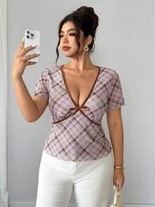 SHEIN Clasi 加大码女式梭织常规夏季法式优雅约会深V领蝴蝶结短袖修身咖啡色格子T恤 - 咖啡棕 - 查看 5