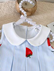 SHEIN Vintaside Kids 女嬰清新藍白條紋草莓印花荷葉領無袖上衣 + 短褲 2件套 | 歐美風學院風兒童夏季套裝。經典彼得潘領設計，搭配清爽藍白條紋面料，充滿夏日活力；點綴甜美草莓印花，搭配前褶縫剪裁 - 彩色 - 查看 5