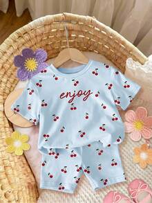 Conjunto de camiseta de manga corta de cuello redondo holgada y pantalones cortos ajustados de niña, de color amarillo crema, con un diseño minimalista y dulce de patrones de letras y cerezas, adecuado para fotografía callejera, picnic, actividades al aire libre, vuelta al colegio, atuendos de verano, comodidad fácil, capas de otoño para niños, ropa gráfica casual para niños, ropa de vuelta al colegio, ropa de otoño - Multicolor - Ver 4