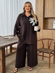 SHEIN CURVE+ 大码女式纹理宽松单排扣花卉钩编装饰长袖衬衫和休闲裤两件套 - 巧克力棕 - 查看 8
