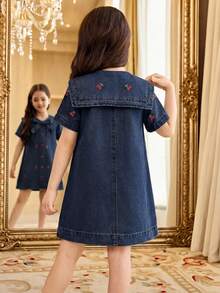 SHEIN 少女樱桃刺绣蓝色牛仔领连衣裙 - 深色水洗藍 - 查看 2