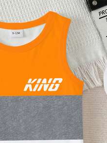 SHEIN Playful Pals Bộ đồ thời trang đường phố cổ điển cho bé trai, gồm áo tank top in họa tiết kẻ sọc phối màu "KING" và quần short in chữ, thích hợp cho các hoạt động mùa hè. - Nhiều màu - Xem 5