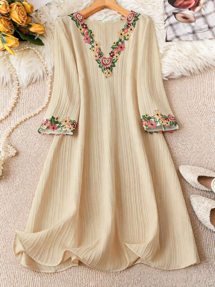 SHEIN LUNE Plus Size Women Floral Applique Casual Daily Dress Fall - Apricot - View 1