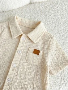 SHEIN 新生男宝宝可爱休闲针织提花短袖衬衫和松紧腰短裤套装 - 杏色 - 查看 5