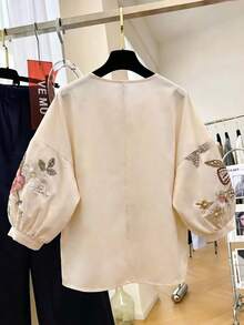 SHEIN Franclia 女士杏色数码印花衬衫，圆领宽松落肩七分袖，适合通勤、春夏日常穿着、优雅派对、情人节等场合，也可作为休闲上衣、杏色衬衫、女士度假装、女士海滩度假装、夏季度假装、女士通勤装、夏季上衣、女士春季装、夏季叠穿上衣、女士优雅衬衫、女士工作衬衫、女士办公室着装、社交/职场上衣。 - 杏色 - 查看 2