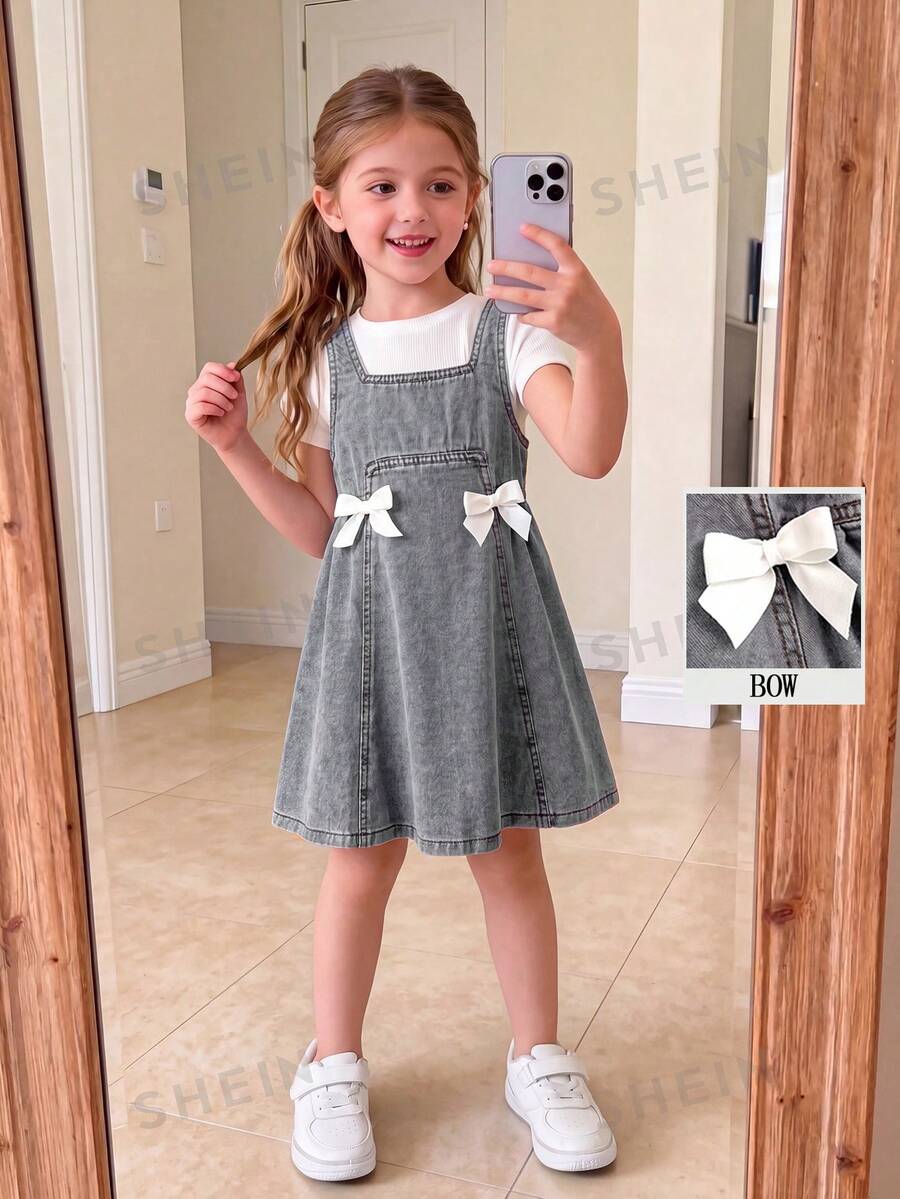 SHEIN Genkimix Kids 女童牛仔连衣裙,饰有白色3D立体收腰设计,柔软棉质面料,休闲时尚百搭,舒适甜美简约,后背拉链,宽松及膝水洗牛仔连衣裙,适合休闲、度假、各种场合及日常穿着。 - 灰色 - 查看 1