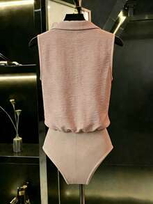 Franclia Bộ jumpsuit trắng dáng rộng không tay, cổ áo sơ mi và cổ chữ V, chất liệu vải nhăn, kiểu dáng casual tối giản, thích hợp cho công sở, đi nghỉ mát, mẫu mới năm 2026. - Màu Khaki - Xem 2