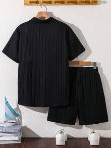 SHEIN 青少年男孩 2件組休閒百搭紋理短袖襯衫與短褲套裝 男孩黑色短套裝 - 黑色 - 查看 4