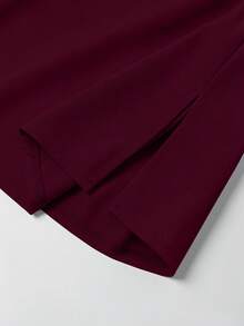GlowEve CURVE Setelan 2 Potong Wanita Ukuran Besar: Blus Tanpa Lengan dengan Kerah Berkerut dan Celana Lipit - Burgundy - View 6