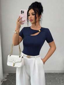 SHEIN Raffinéa Atasan Wanita Seksi Berlubang dengan Dekorasi Logam dan Garis Leher Asimetris, Lengan Pendek Warna Hitam, Musim Semi/Panas - Navy Blue - View 7
