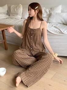 DAZY Bộ đồ ngủ nữ in họa tiết kẻ caro gồm áo hai dây buộc phía trước và quần ống rộng. - Màu Khaki - Xem 9