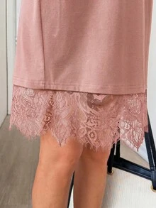 Black Short-Sleeved, Round-Neck T-Shirt Dress With A Loose Fit. Short Dress With A Contrasting Lace Hem. Casual Cotton Dress, Suitable For Everyday Wear, Casual Romantic Occasions, And Vacations. - 老玫瑰 - 查看 6
