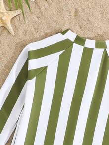 SHEIN 男婴泳衣，连体泳衣，拉链闭合，数码针织条纹印花。夏季海滩度假必备时尚单品。这款长袖短裤泳衣非常适合夏季穿着，是度假的理想之选，也适合可爱的小男孩在海滩玩耍和度假时穿着。 - 墨綠色 - 查看 4