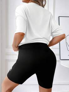 SHEIN Bộ đồ bầu 2 món gồm áo thun cổ tròn in chữ, vai rớt và quần short cạp chun điều chỉnh được, kiểu dáng thường ngày. - Đen và trắng - Xem 2
