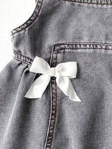 SHEIN Genkimix Kids 女童牛仔连衣裙，饰有白色3D立体收腰设计，柔软棉质面料，休闲时尚百搭，舒适甜美简约，后背拉链，宽松及膝水洗牛仔连衣裙，适合休闲、度假、各种场合及日常穿着。 - 灰色 - 查看 6