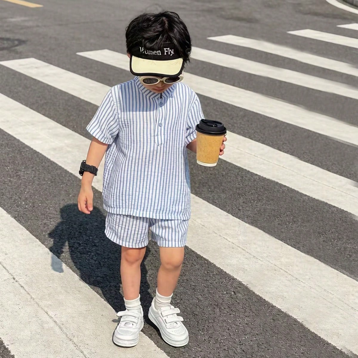 Top de manga corta a media cremallera con cuello alto a rayas y pantalones cortos deportivos a juego para niño pequeño, estilo casual y de moda, tel