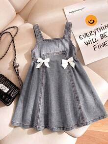 SHEIN Genkimix Kids 女童牛仔连衣裙，饰有白色3D立体收腰设计，柔软棉质面料，休闲时尚百搭，舒适甜美简约，后背拉链，宽松及膝水洗牛仔连衣裙，适合休闲、度假、各种场合及日常穿着。 - 灰色 - 查看 4