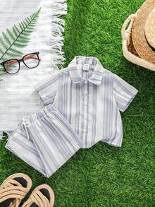 SHEIN 2 piezas Conjunto de camisa de manga corta con rayas verticales y pantalones rectos cómodos y versátiles para niños pequeños - Azul Marino - Ver 5