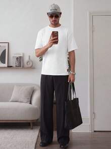 Manfinity Homme 男士白色基本款裝飾皮革貼片寬鬆休閒T恤，適合居家休閒穿著與戶外活動、度假 - 白色 - 查看 3