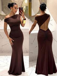 Slaydiva Đầm maxi ôm sát không tay, cổ bất đối xứng, hở lưng - Màu nâu, thích hợp cho mùa hè, năm mới, ngày lễ tình nhân, tiệc tùng, sinh nhật, sinh viên, mặc hàng ngày, du lịch, đi du thuyền, thịnh hành, thanh lịch, đi làm, công sở, lãng mạn, gợi cảm, dự tiệc. - màu nâu - Xem 2