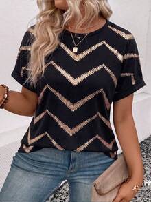Camiseta básica casual retrô preta com estampa ondulada e detalhes dourados, gola redonda e punhos flare. - Multicolorido - Ver 5