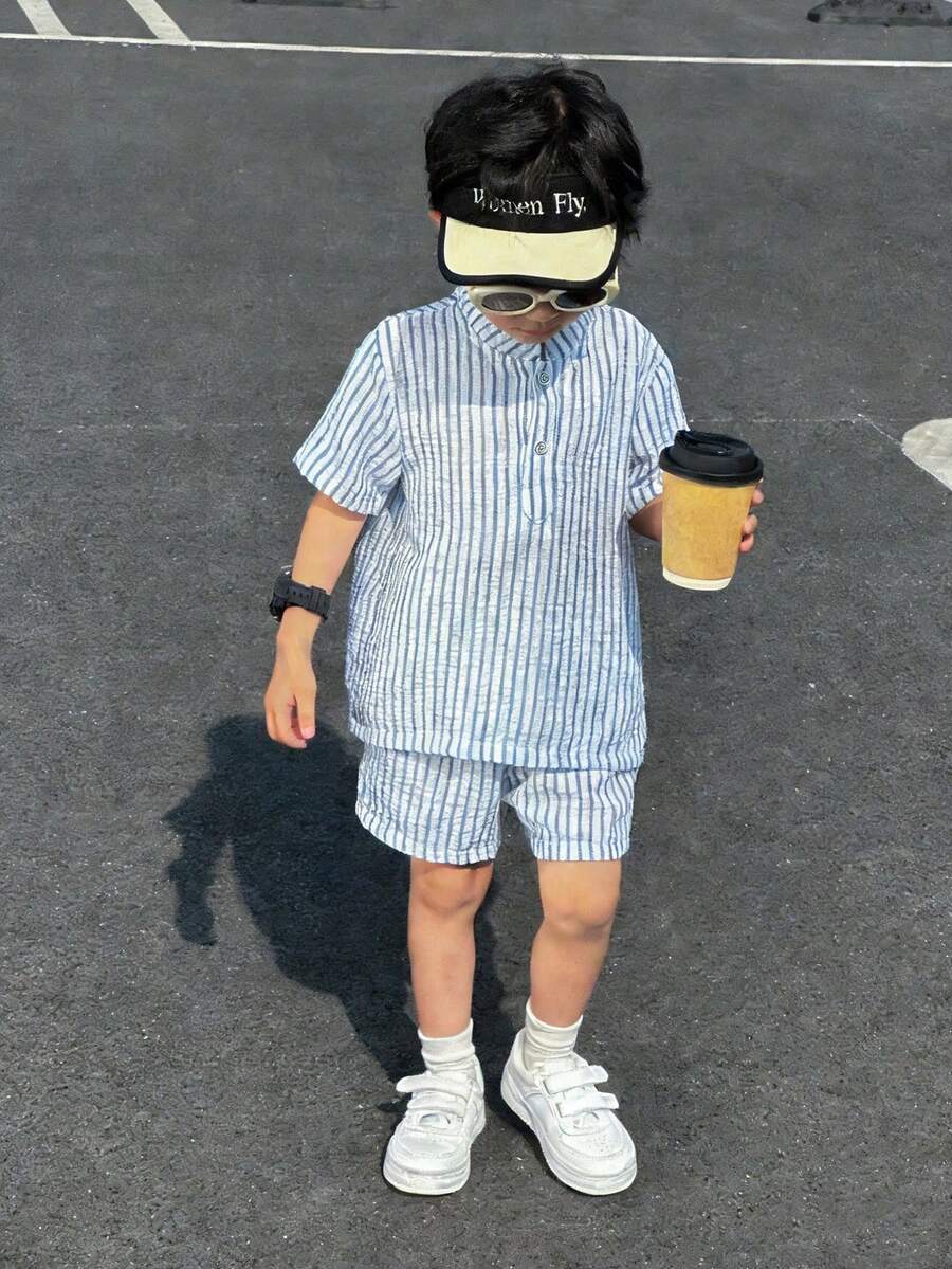 Souflis Souflis 男童立领半拉链条纹短袖上衣，搭配同色运动短裤，休闲时尚，面料舒适，适合夏季穿着，是男孩户外和上学的理想选择。