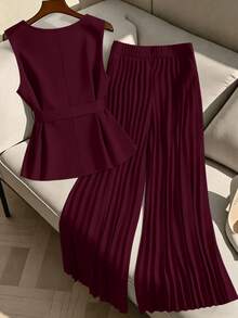 GlowEve CURVE Setelan 2 Potong Wanita Ukuran Besar: Blus Tanpa Lengan dengan Kerah Berkerut dan Celana Lipit - Burgundy - View 2