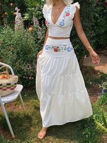 Conjunto informal de 2 piezas para mujer con blusa bohemia de cuello en V con volantes y estampado floral, y falda larga de paraguas - Blanco - Ver 2