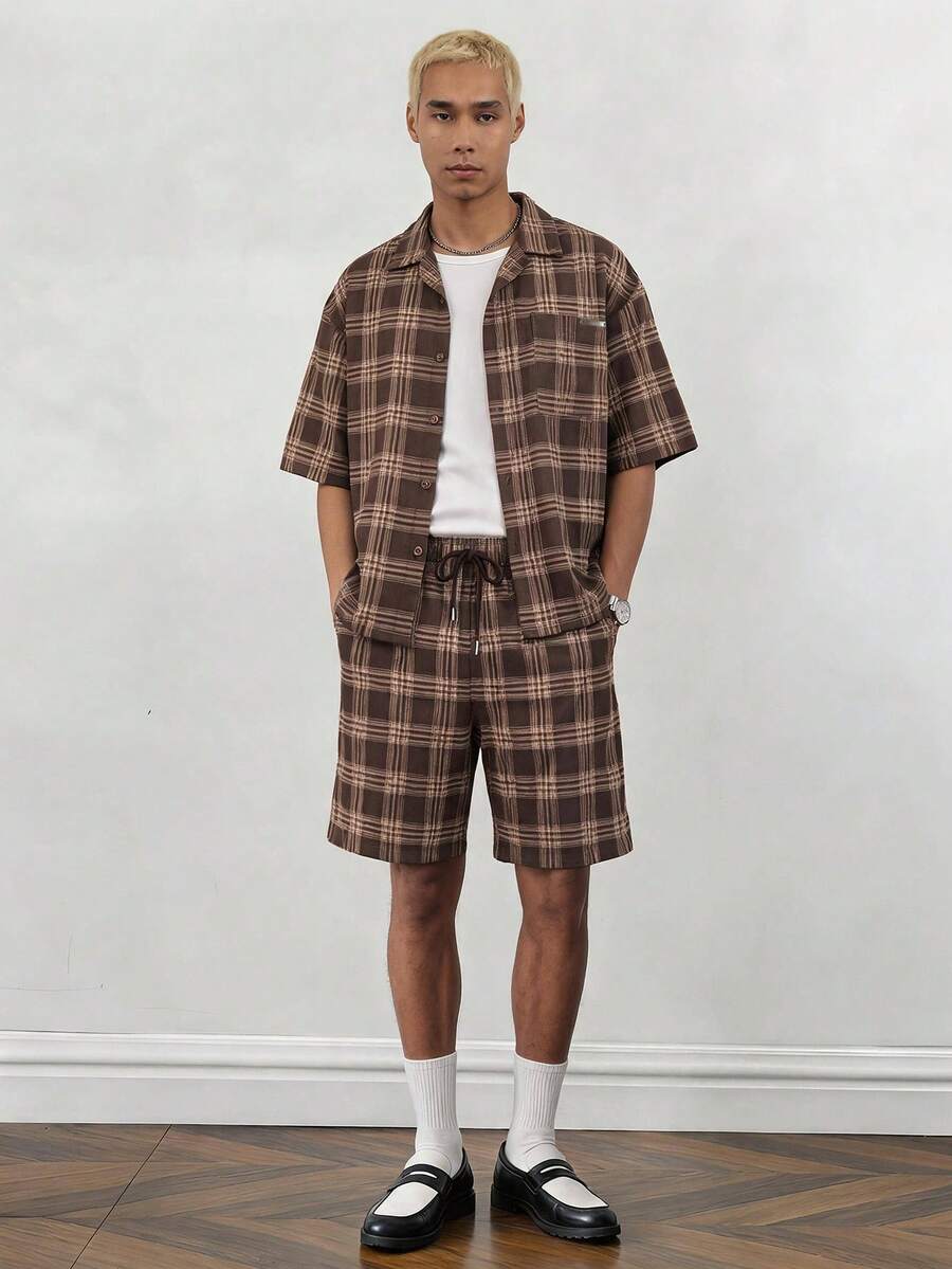 SWAVVY Bộ đồ nam gồm áo sơ mi ngắn tay kẻ caro có túi, cài một hàng khuy và quần short cạp chun có dây rút. - Cà phê nâu - Xem 1