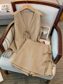 GlowEve CURVE Damen Große Größen minimalistisches Trägertop mit Bindedetail und lässiger asymmetrischer Saum Mini-Rock 2 Stücke Set - Khaki - Übersicht 4
