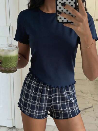 少女休闲宽松简约圆领短袖短裤睡衣套装，适合春夏穿着