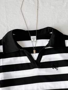 SHEIN 少女休闲校园风黑白条纹撞色领针织修身短款上衣，饰有撞色滚边和刺绣logo，Polo衫设计，儿童返校套装 - 黑與白 - 查看 6