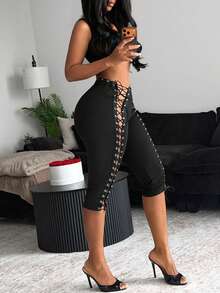 SHEIN BamGlam Quần nữ kiểu dáng mới mùa xuân 2026, thiết kế hở lưng gợi cảm, cạp 7 inch, họa tiết mắt gà, phù hợp với những người dẫn đầu xu hướng, thời thượng, quần bó sát, thích hợp cho các lễ hội âm nhạc, hộp đêm và các dịp lễ hội khác nhau. - màu đen - Xem 3