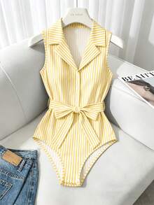 SHEIN LUNE 女士优雅法式针织条纹 Polo 领连体衣，纽扣系带设计，适合夏季海滩、度假和休闲穿着。 - 淡黃色 - 查看 1