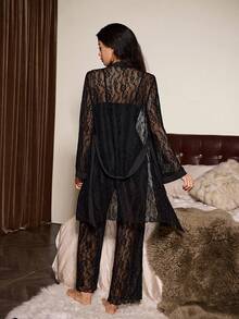 Slumberist Conjunto de lencería de 3 piezas: bata de encaje sexy, camiseta con escote corazón y pantalones de encaje - Negro - Ver 2