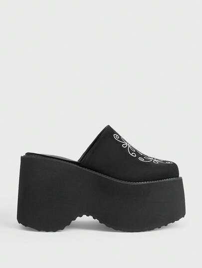 Sugerpunk Giày mules đế xuồng mũi vuông kín mũi phong cách thường ngày và sành điệu dành cho nữ, thiết kế thêu hoa cánh hoa bằng da lộn theo phong cách punk gothic, hoàn hảo cho các bữa tiệc đêm, kỳ nghỉ và đi làm – Giày slip-on dành cho nữ.