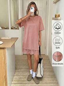 Black Short-Sleeved, Round-Neck T-Shirt Dress With A Loose Fit. Short Dress With A Contrasting Lace Hem. Casual Cotton Dress, Suitable For Everyday Wear, Casual Romantic Occasions, And Vacations. - 老玫瑰 - 查看 5