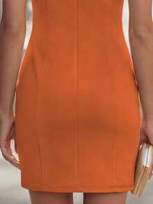 EMERY ROSE Vestido mini ajustado para mujer con cuello en V, sin mangas y hebilla metálica en la cintura - Naranja Quemada - Ver 3